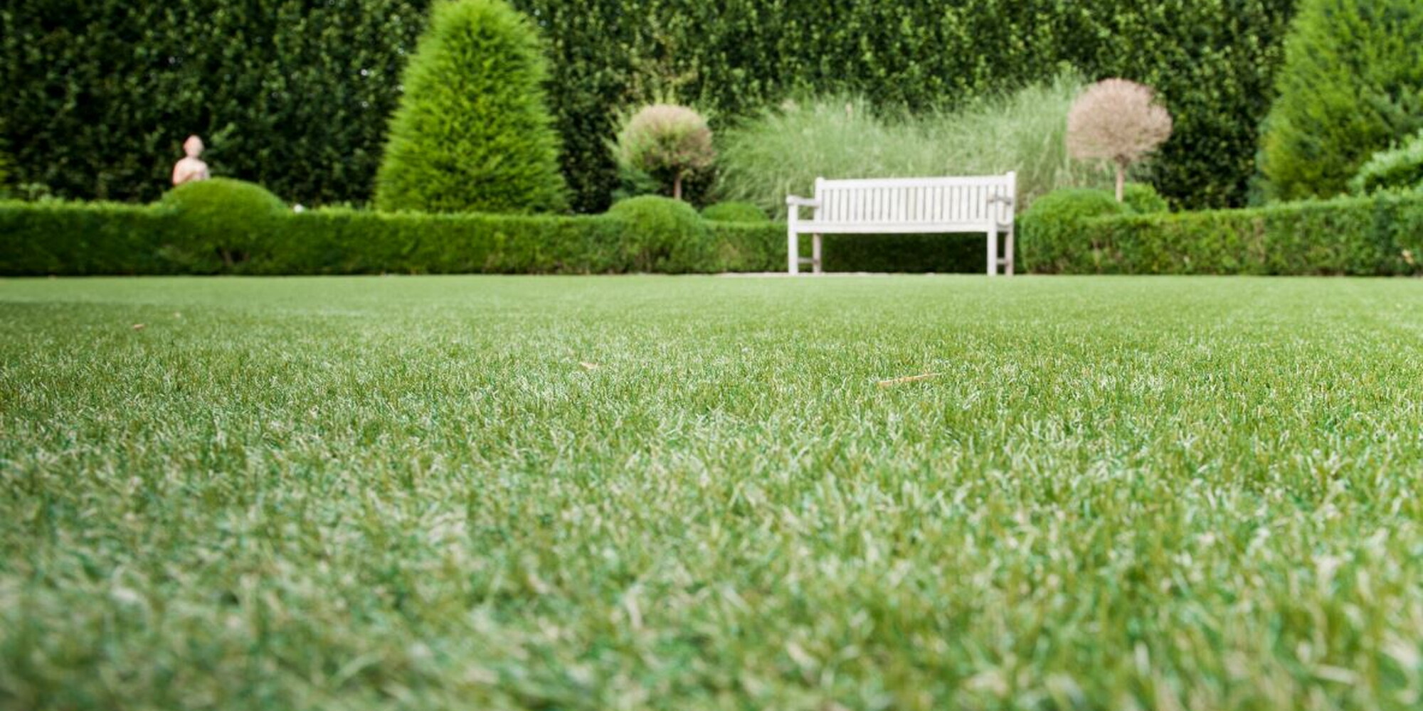 Durable artificial grass for a natural country-style garden, realistic and easy to maintain