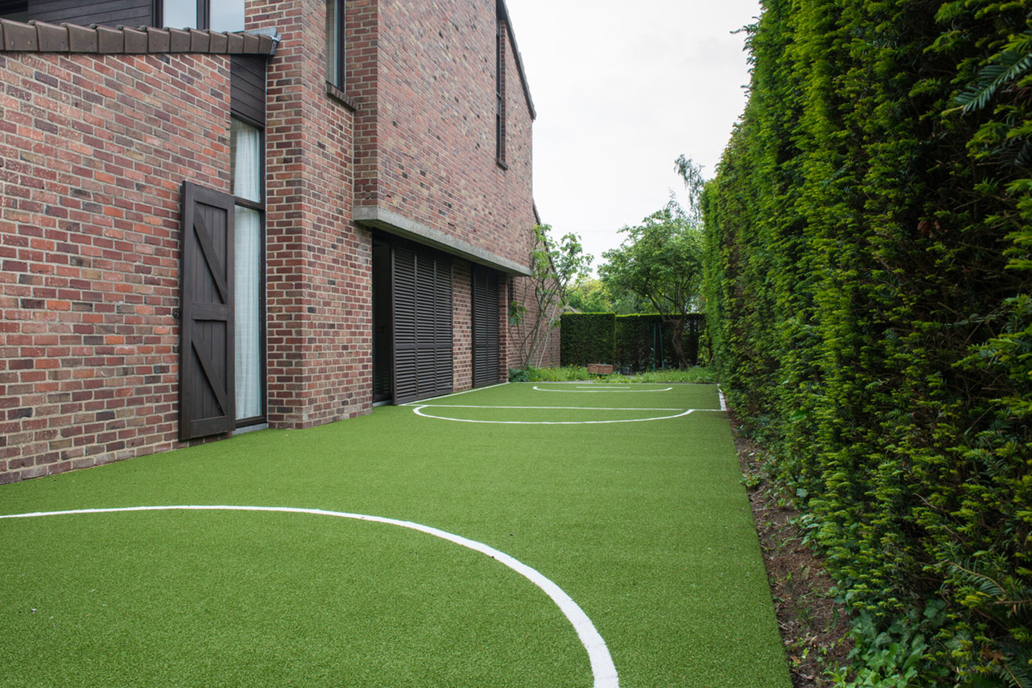 Durable artificial grass for multisport areas, safe and easy to maintain
