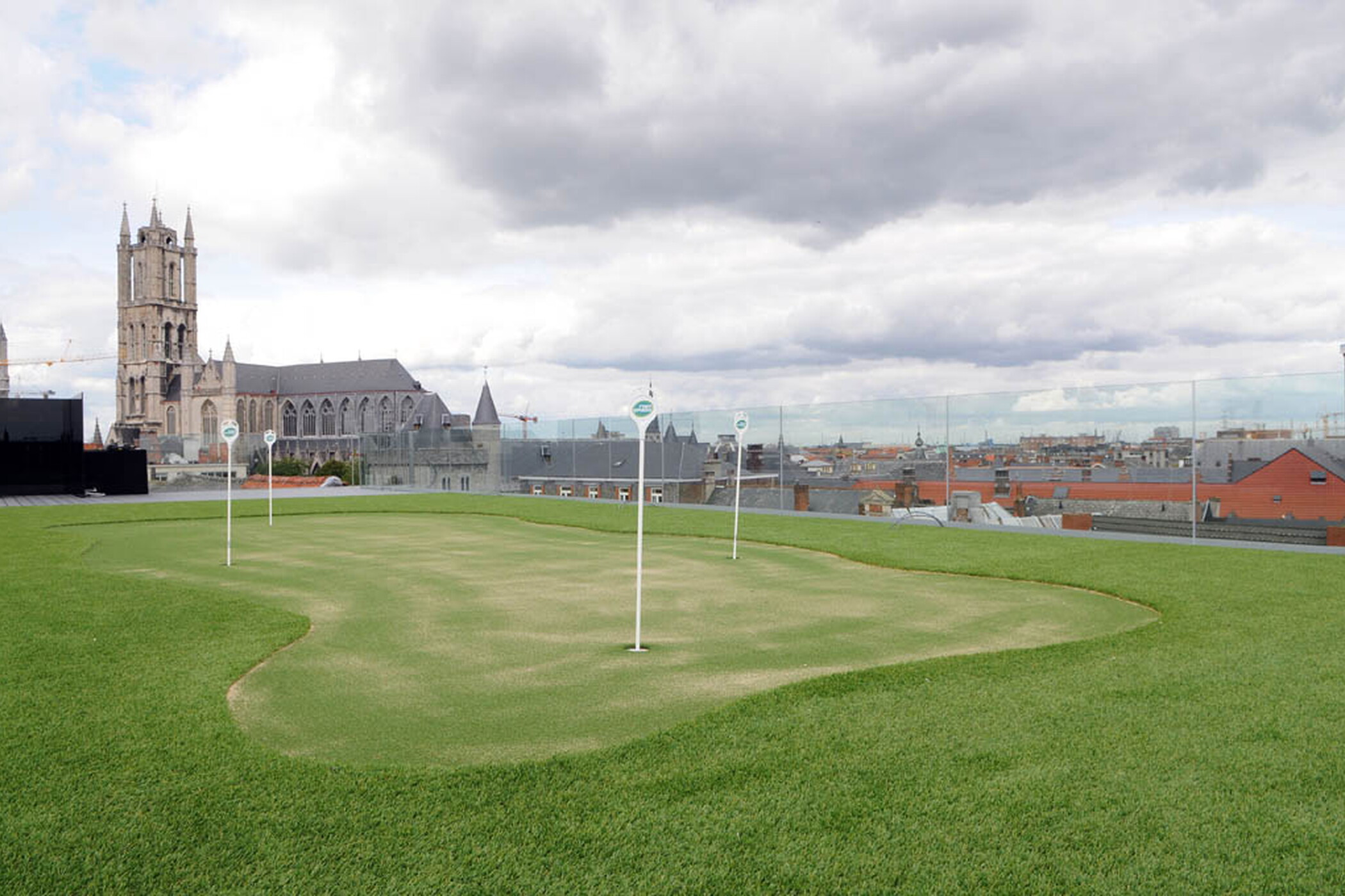Durable artificial grass for golf greens, realistic and easy to maintain