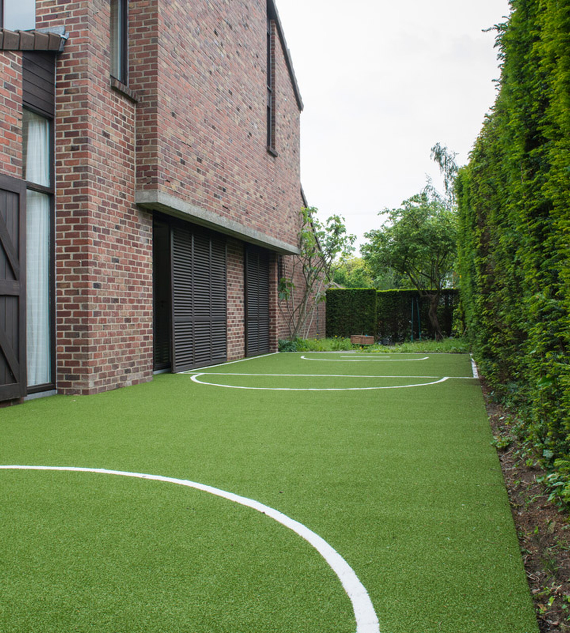 Durable artificial grass for multisport areas, safe and easy to maintain
