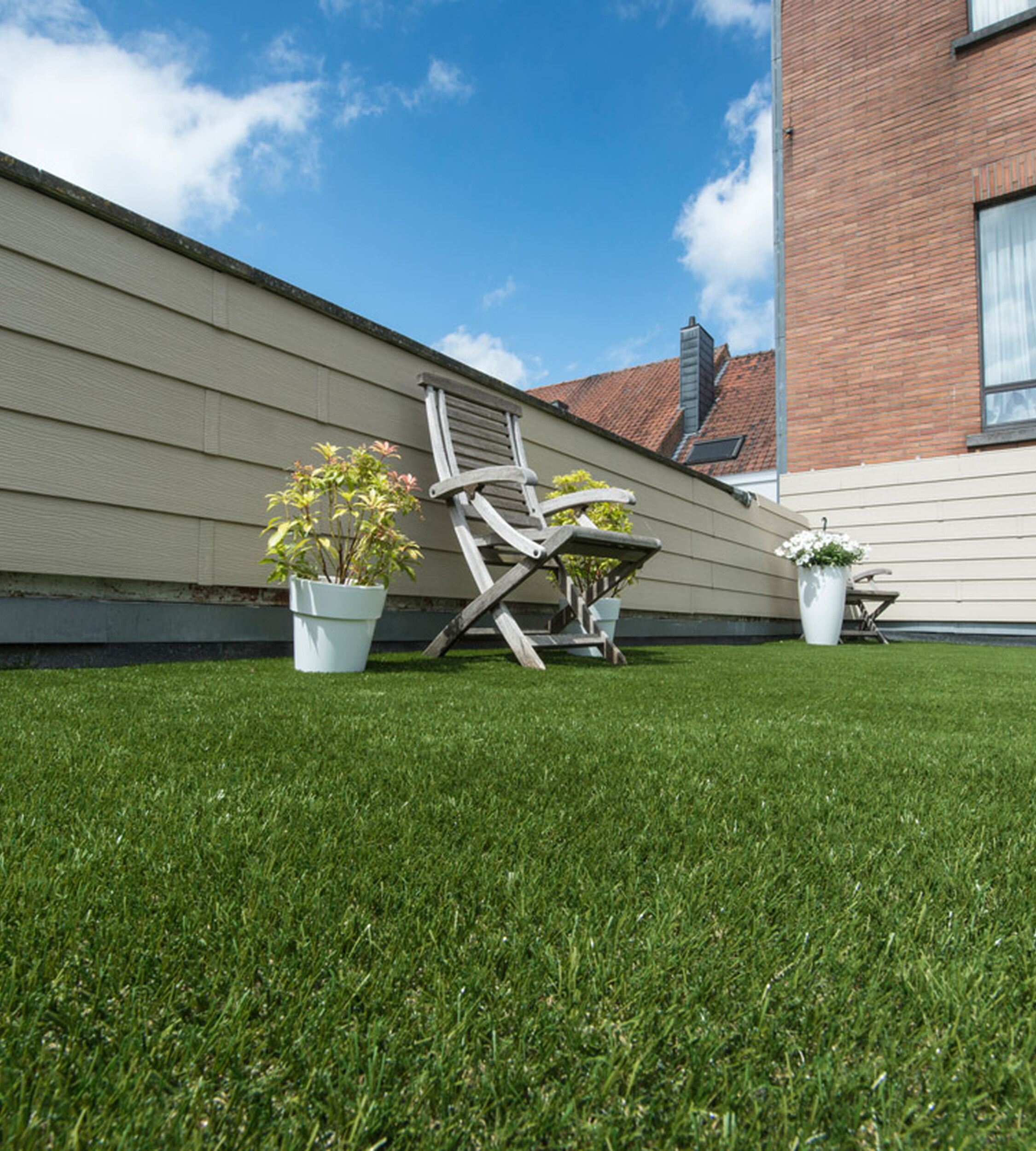 'Durable artificial grass for rooftops, stylish and easy to maintain