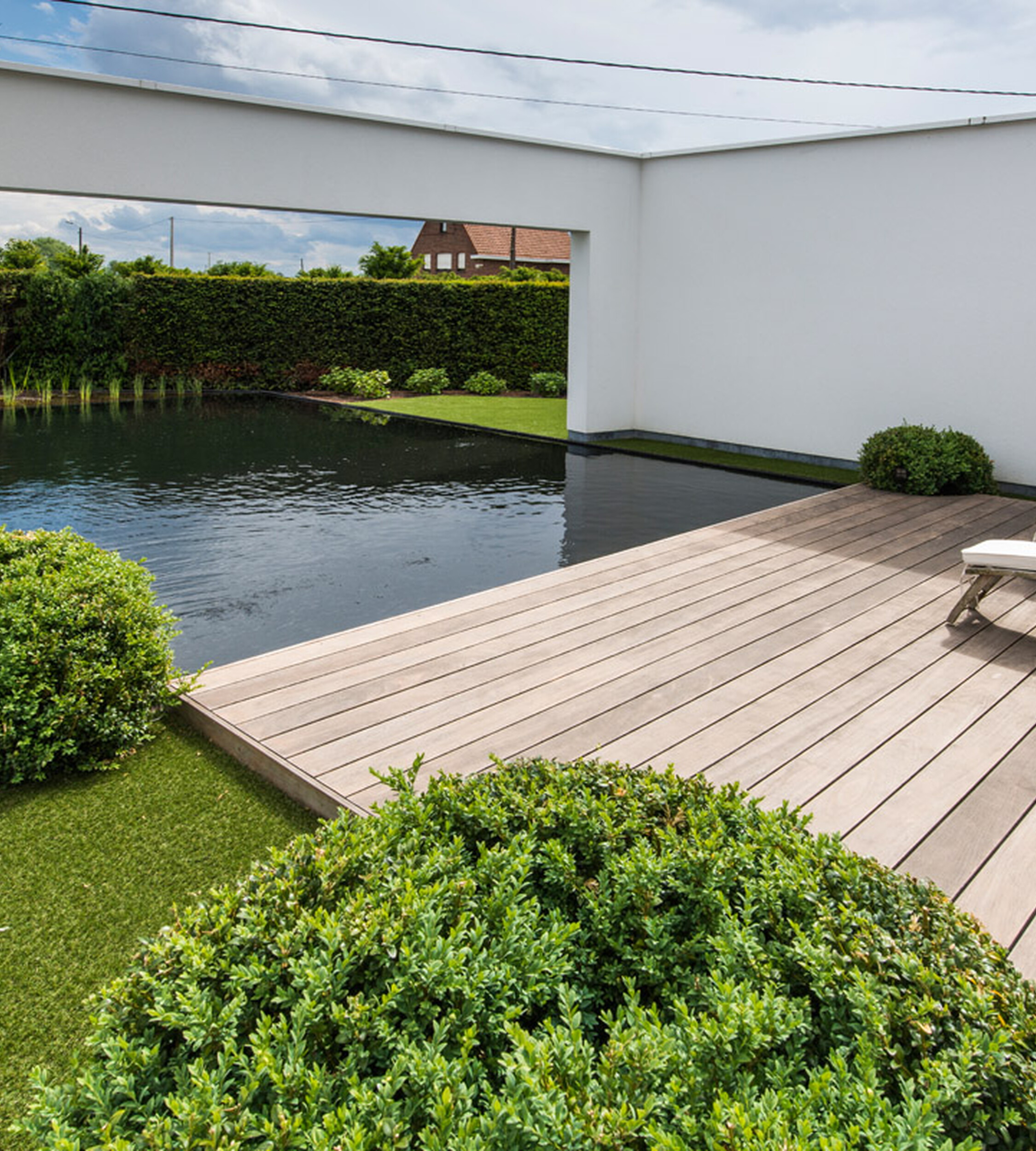 Artificial grass for luxurious and easy-care villa gardens
