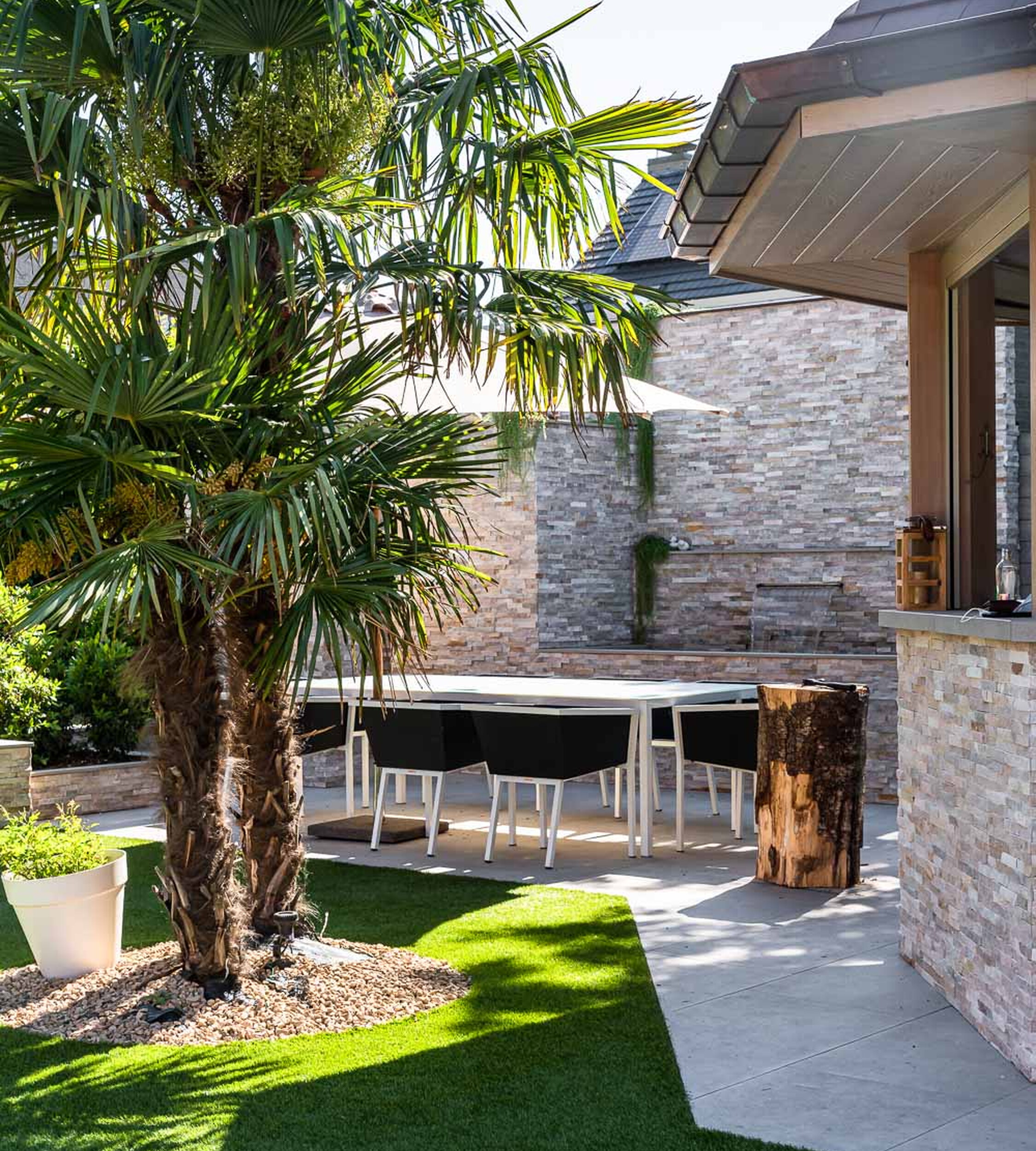 Artificial grass for a clean and easy-to-maintain garden