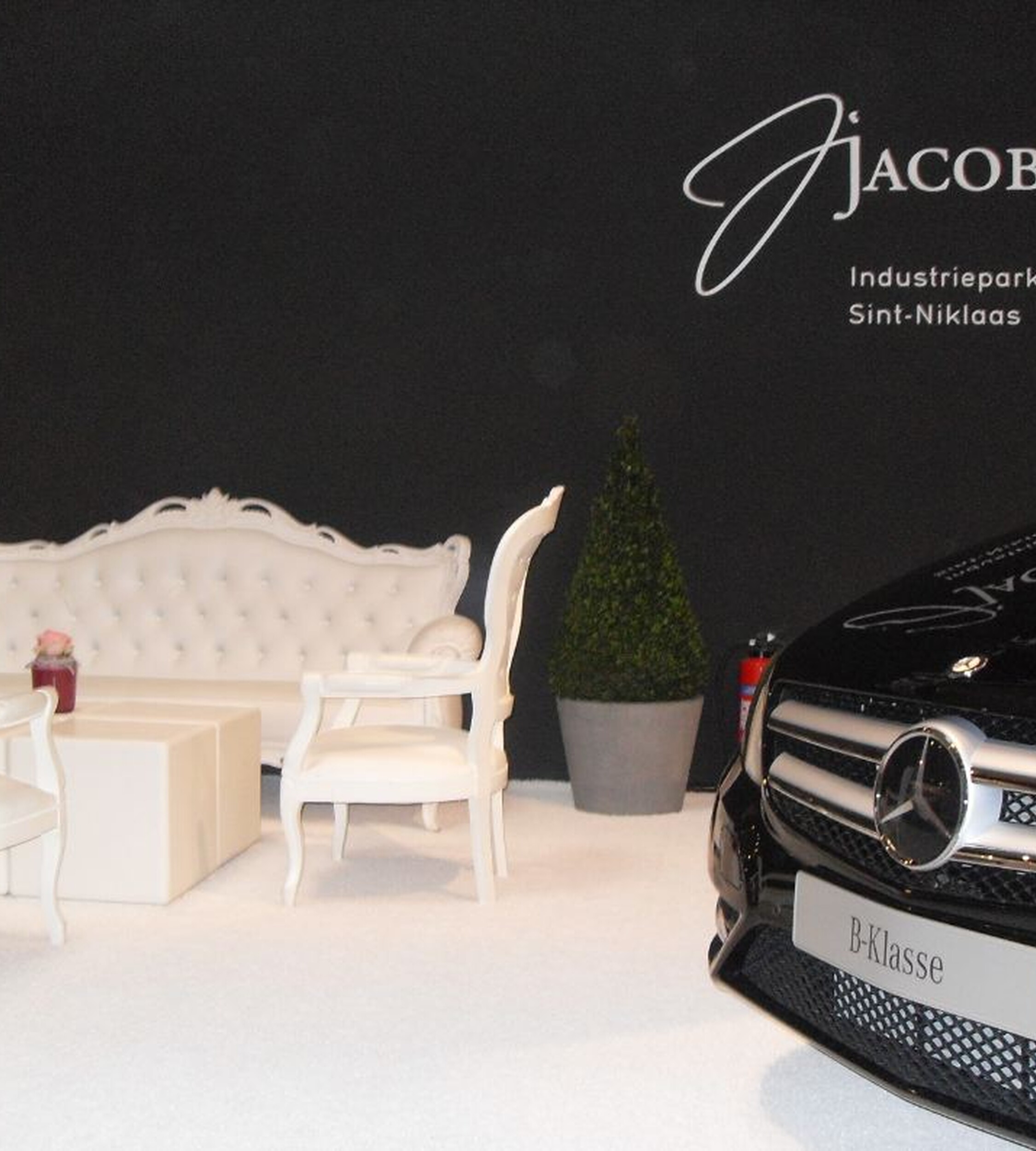 White artificial grass for a clean and modern outdoor design