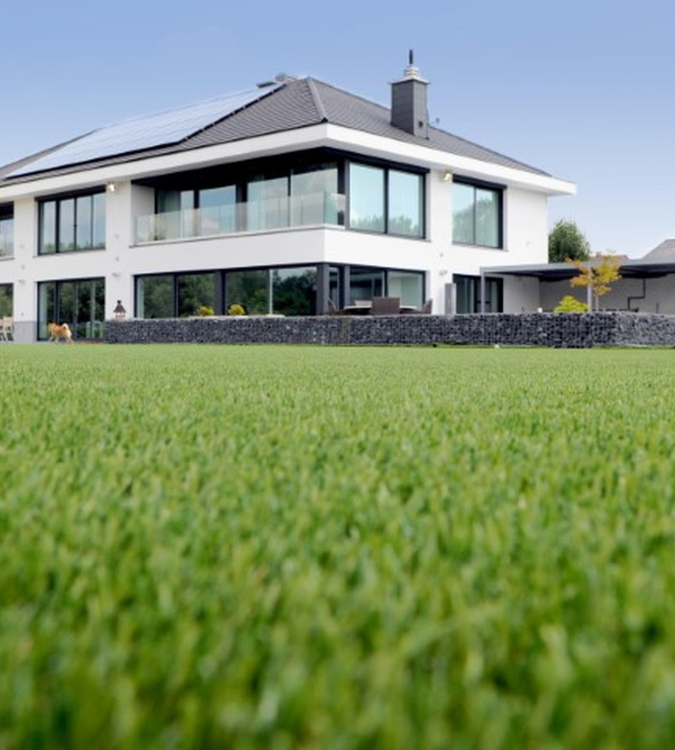 Durable artificial grass for villa gardens, luxurious and easy to maintain