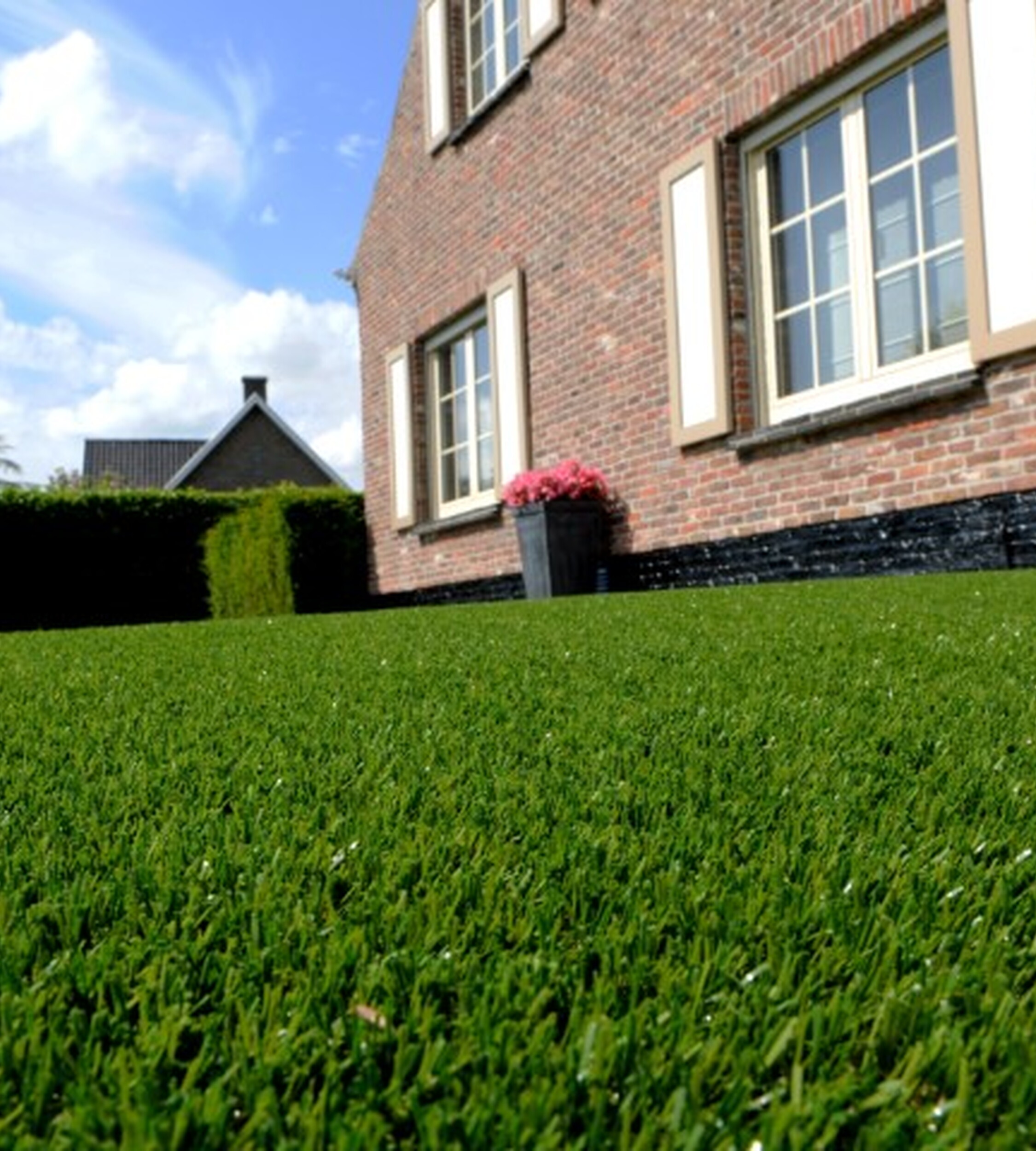 Durable artificial grass for a natural garden, realistic and easy to maintain