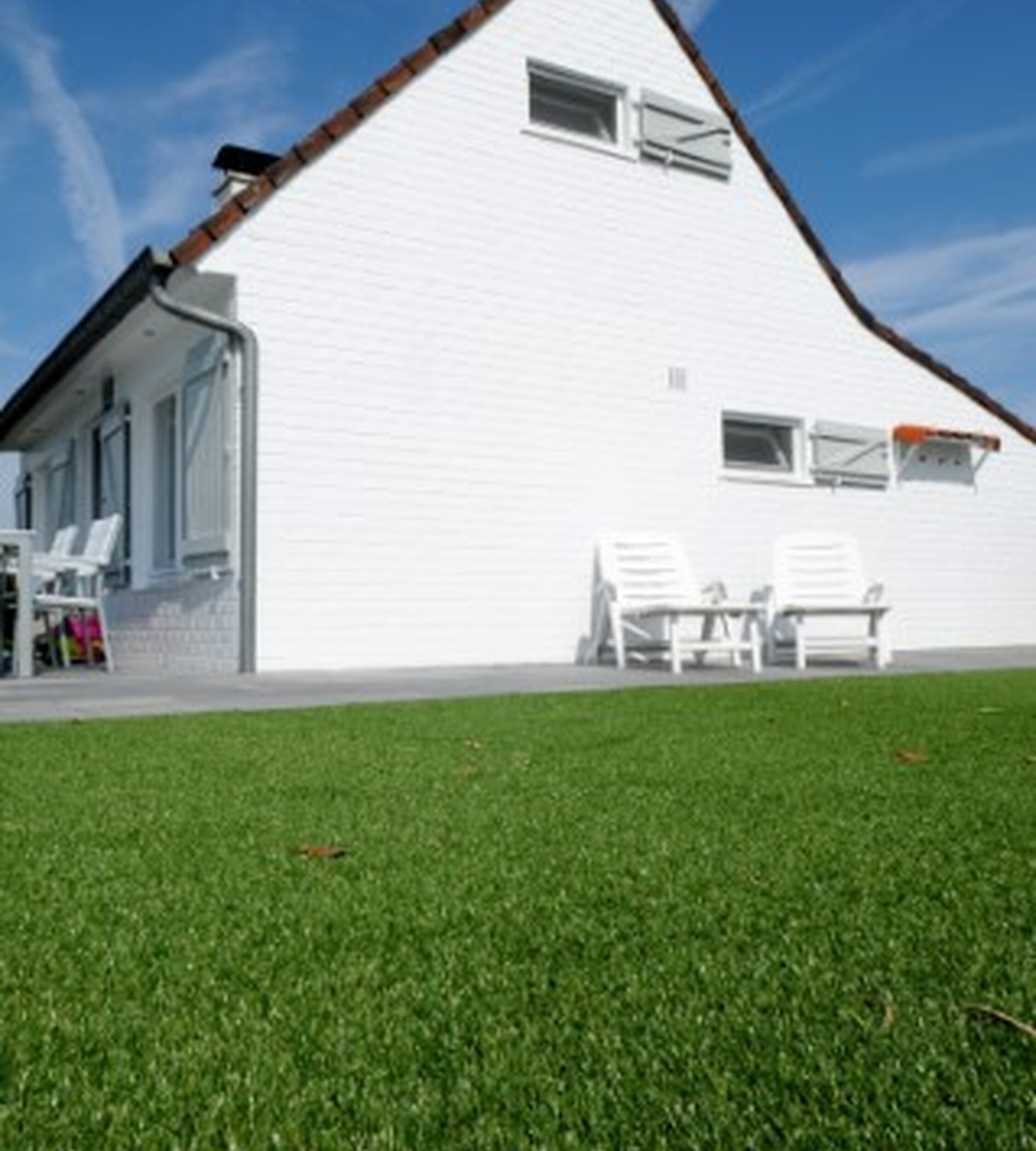 Durable artificial grass for a neat and easy to maintain garden