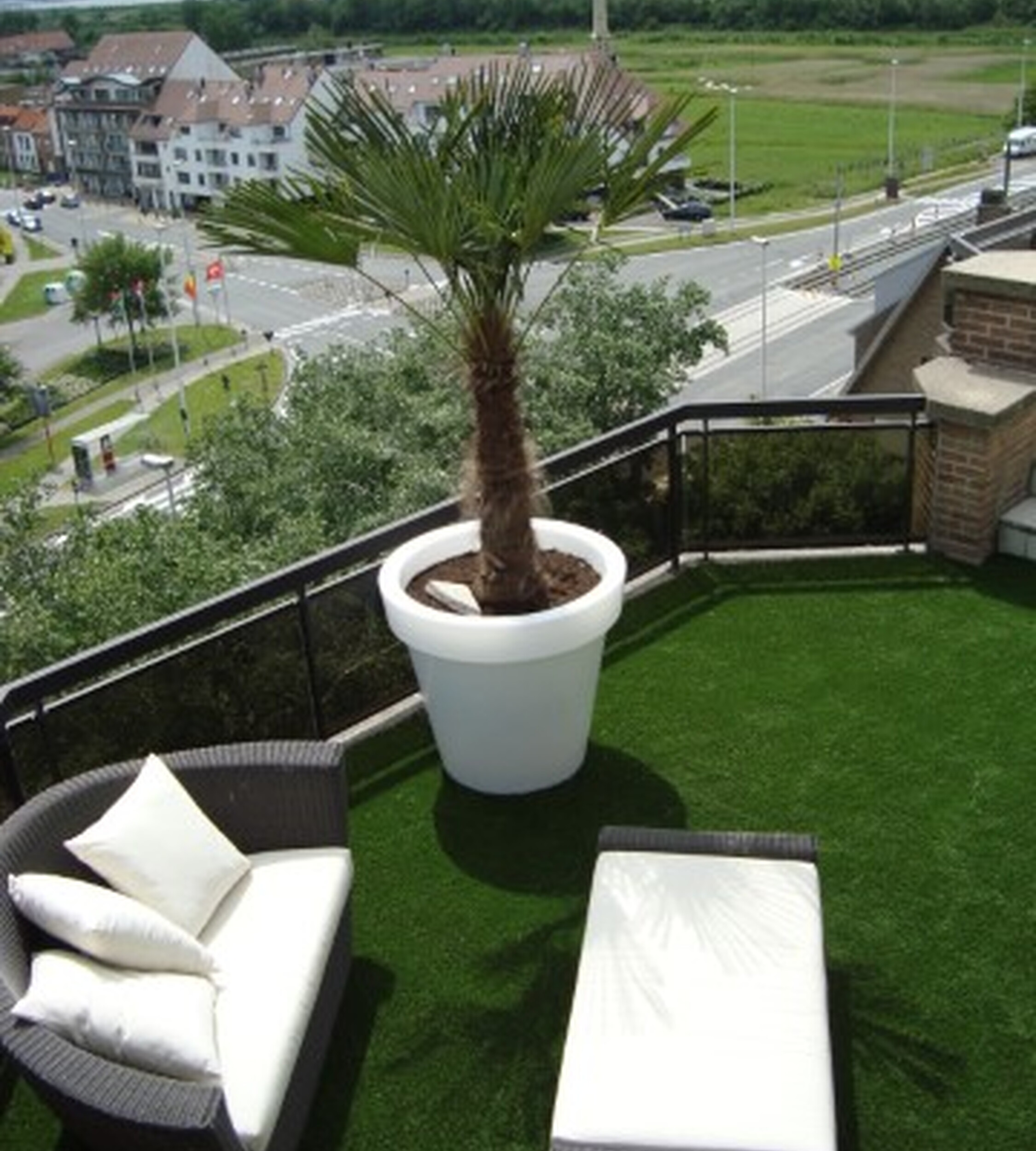 Durable artificial grass for terraces, easy to maintain
