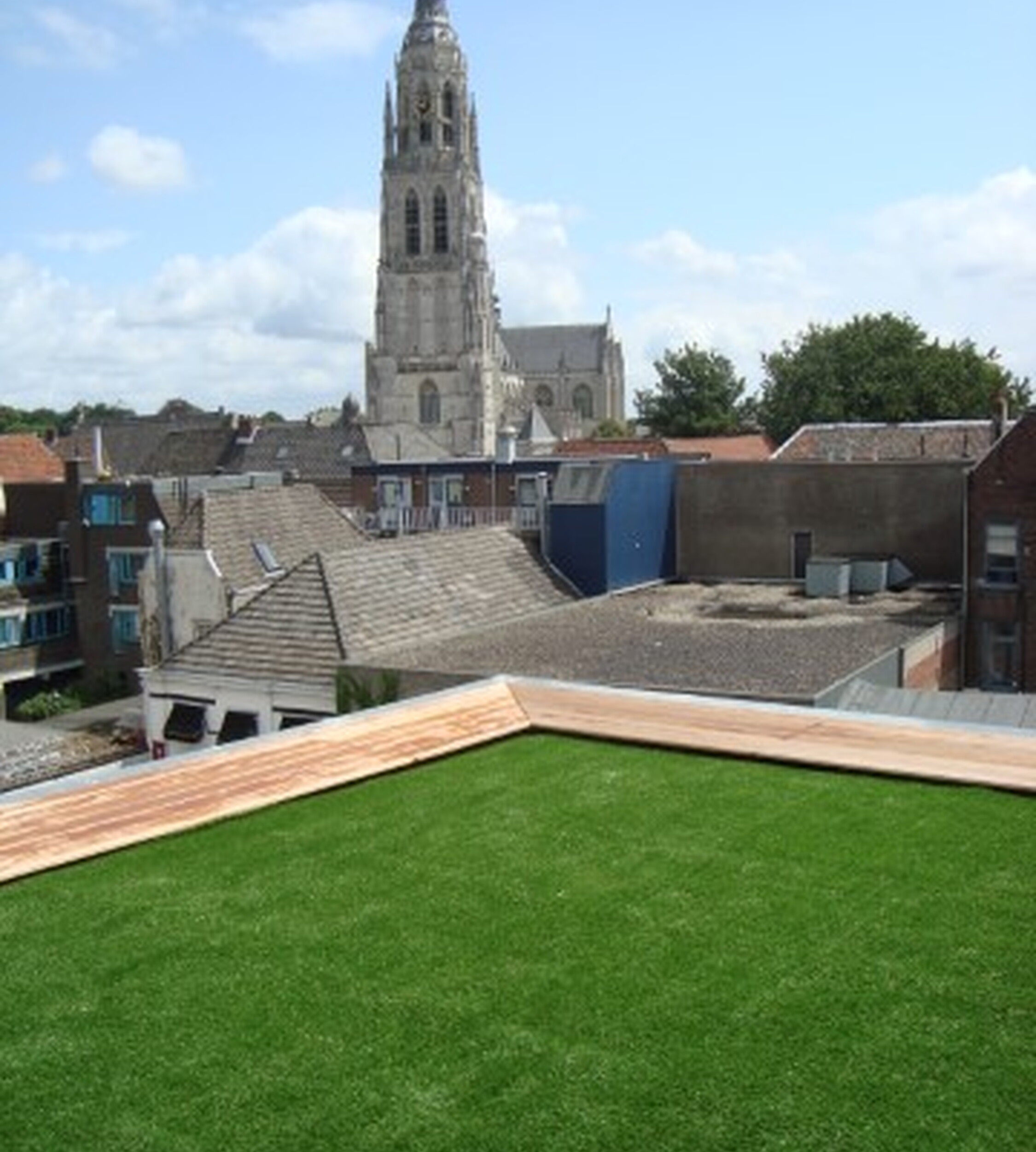 Durable artificial grass for rooftops, easy to maintain