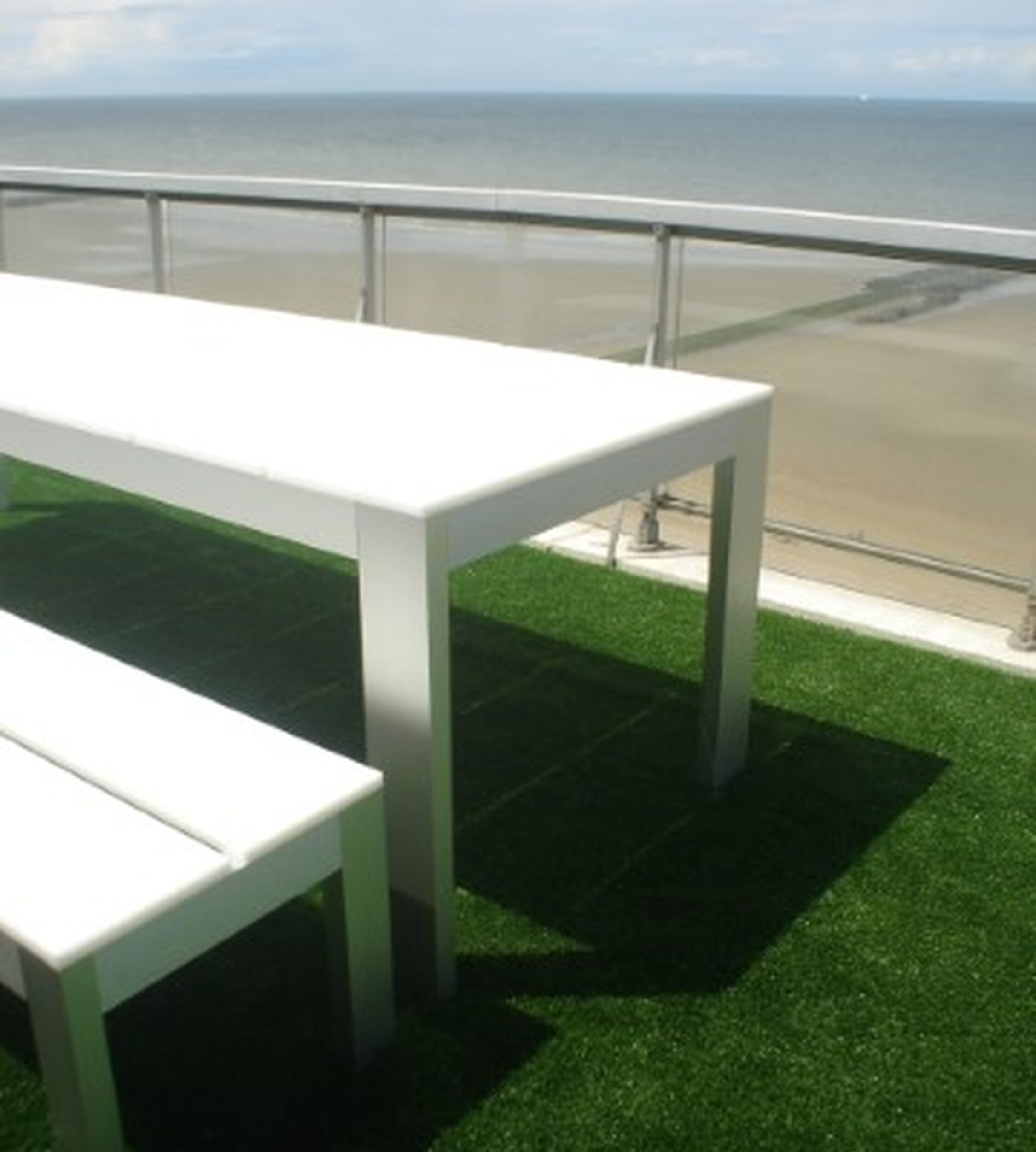 Durable artificial grass for seaside terraces, easy to maintain