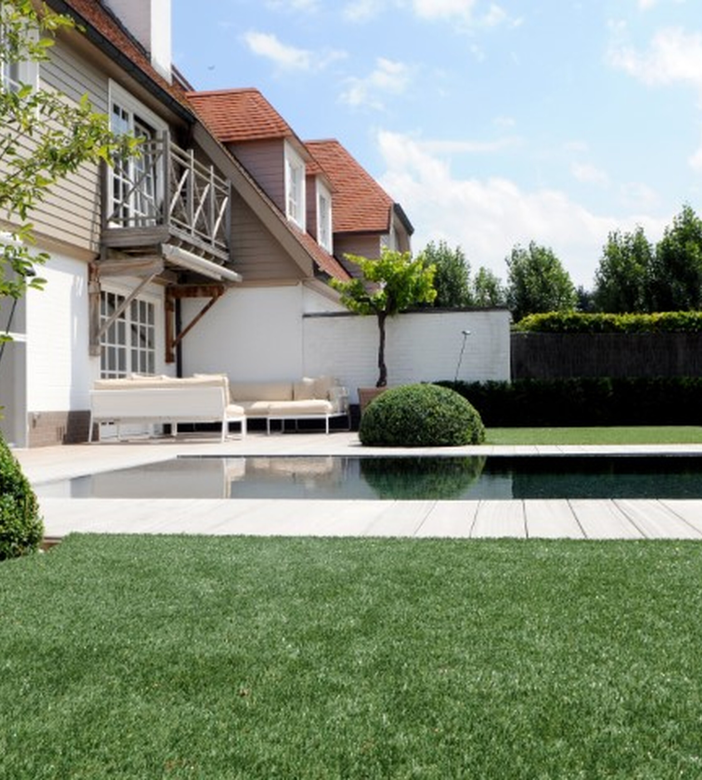 Durable artificial grass for a natural-looking country garden, easy to maintain