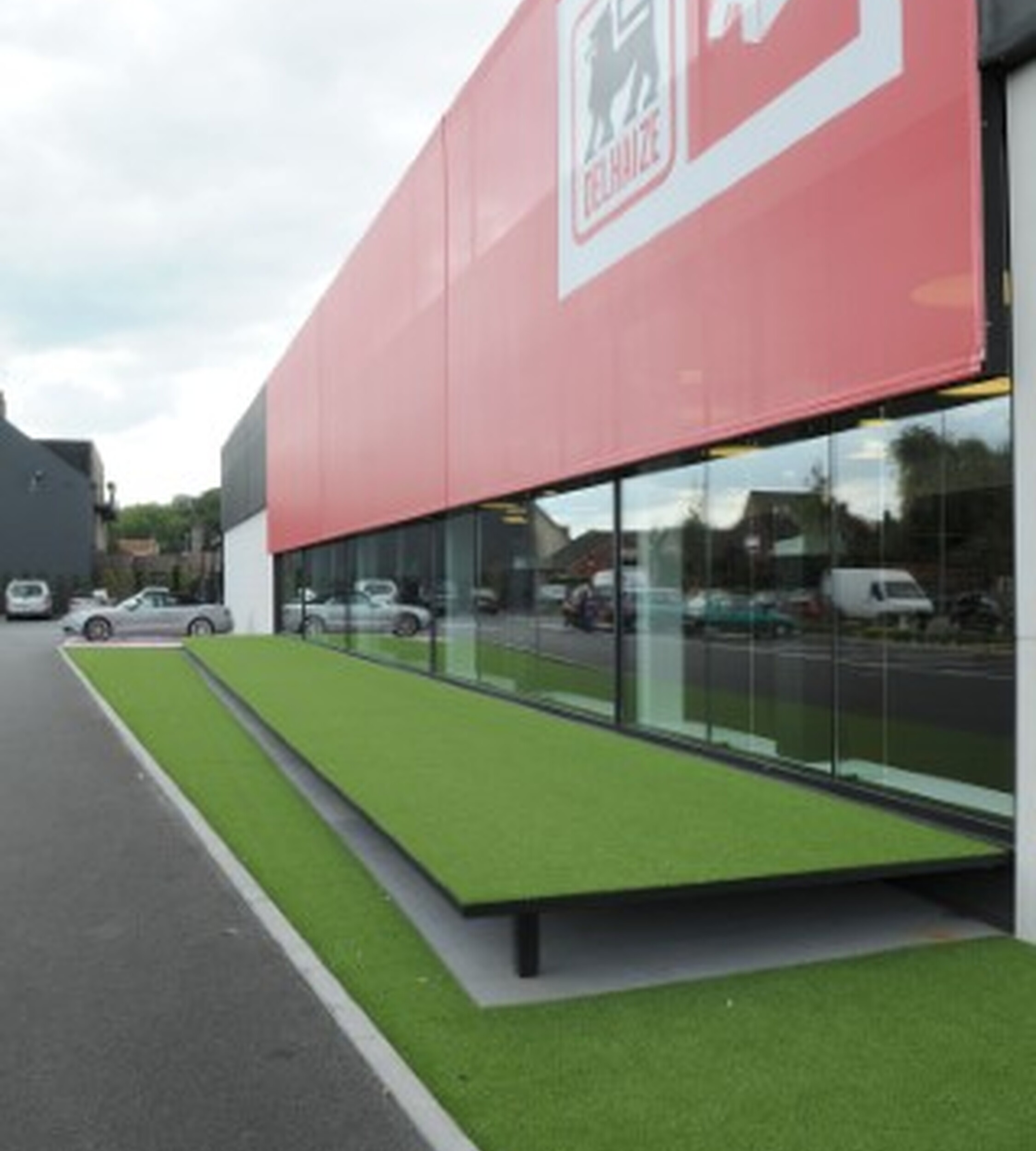 Durable artificial grass for shops - safe, sustainable and easy to maintain