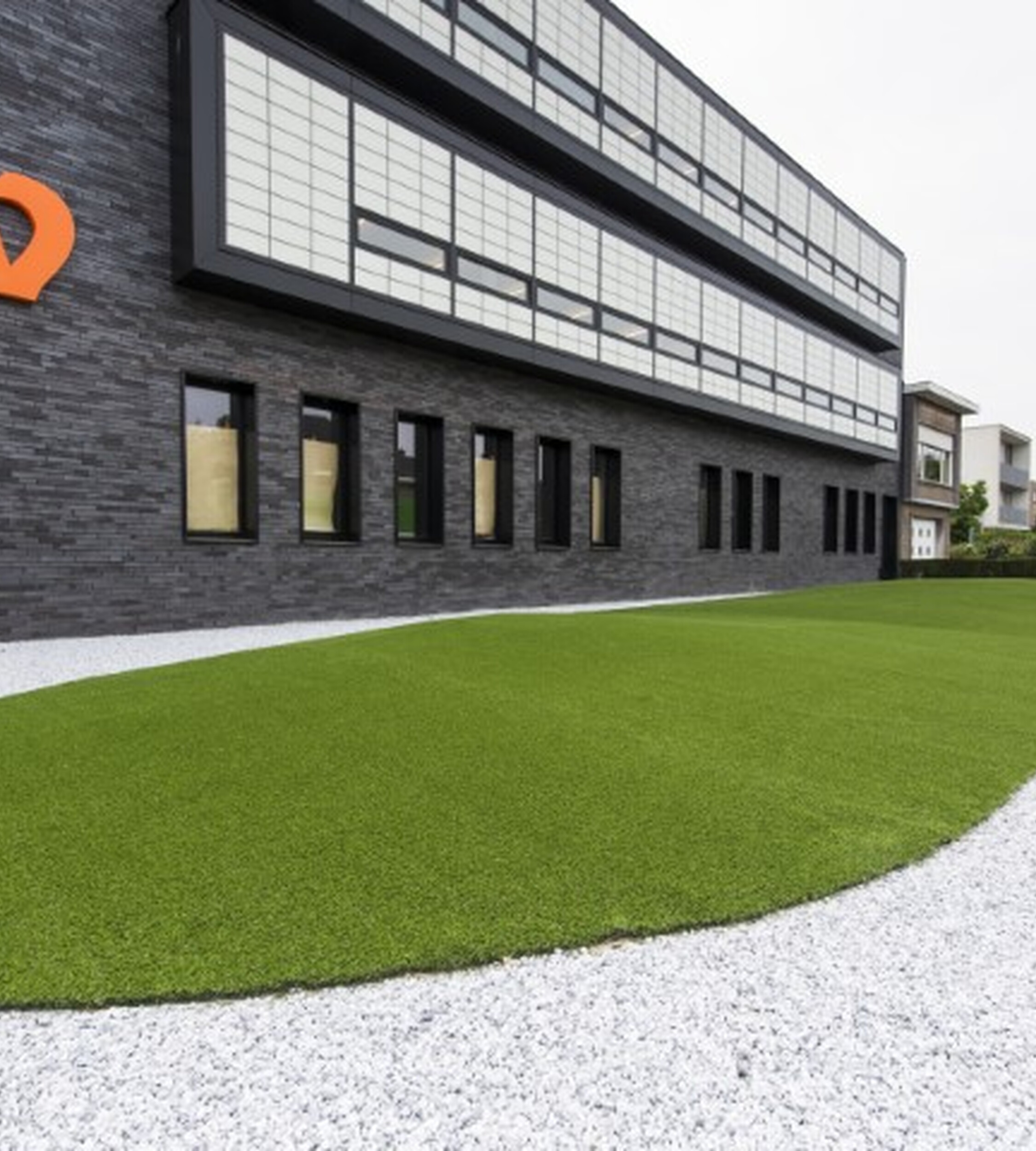 Durable artificial grass for business gardens, professional and easy to maintain