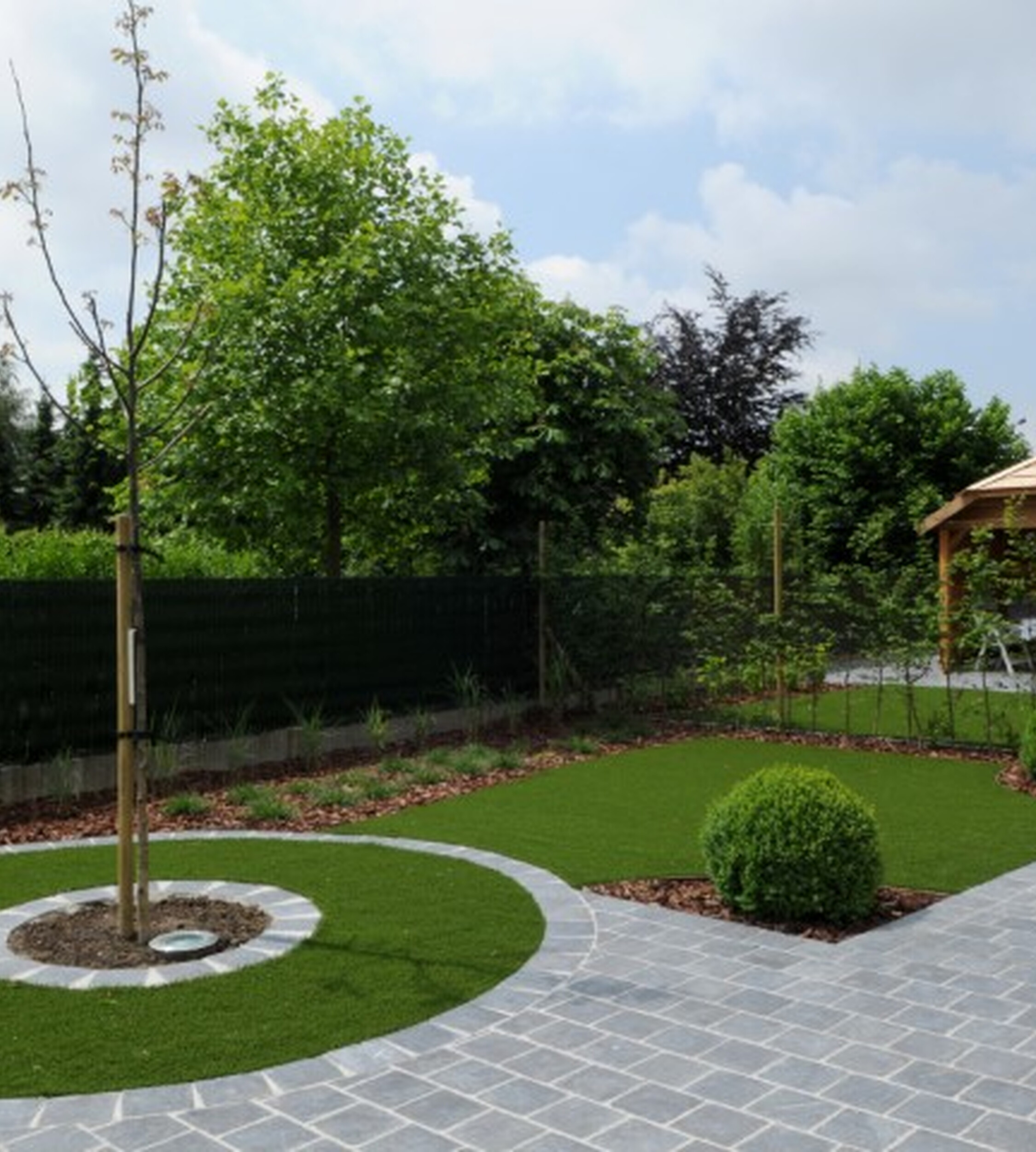 Durable artificial grass in round shapes, garden designs and features
