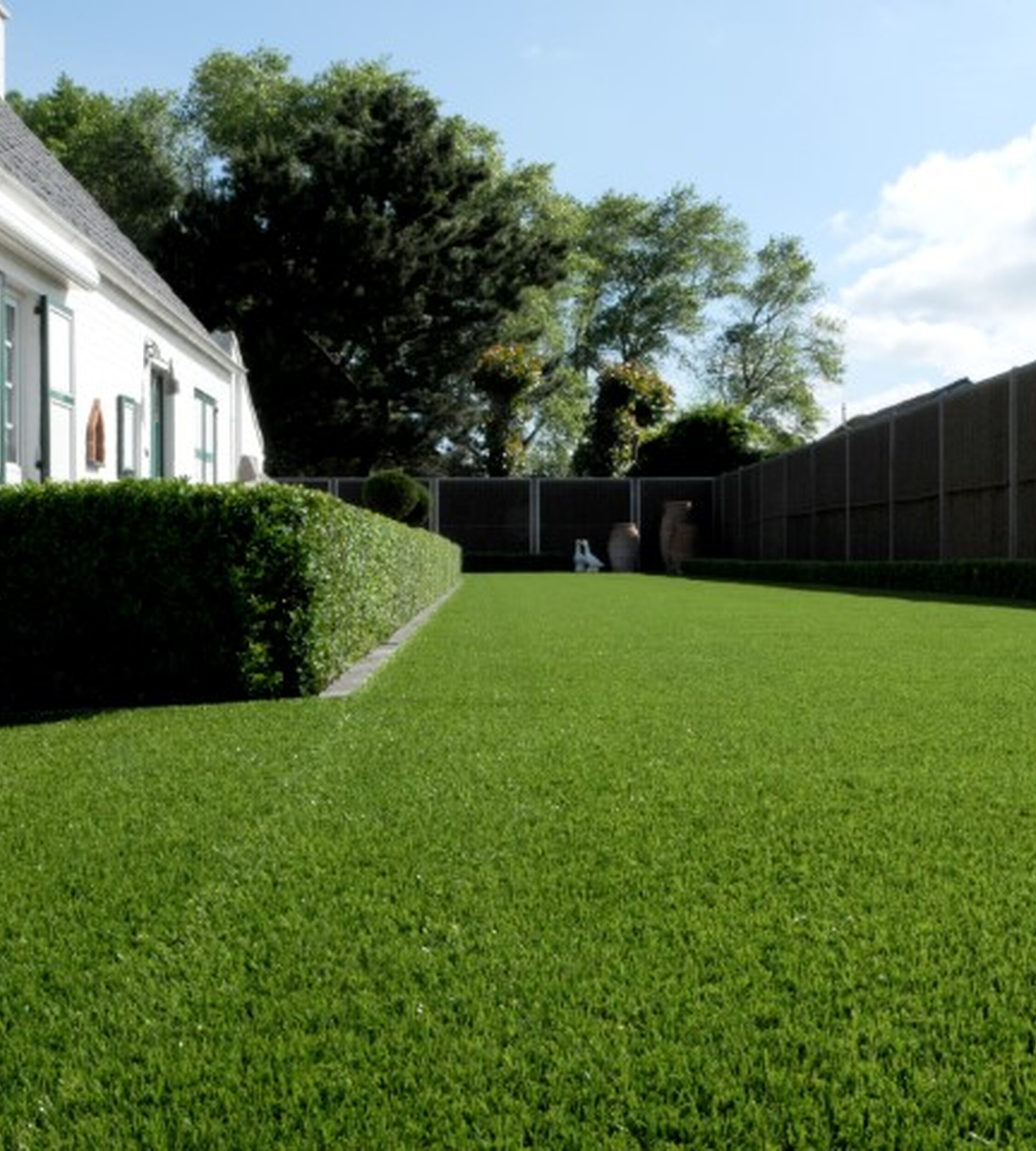 Durable artificial grass for a neat and easy to maintain garden
