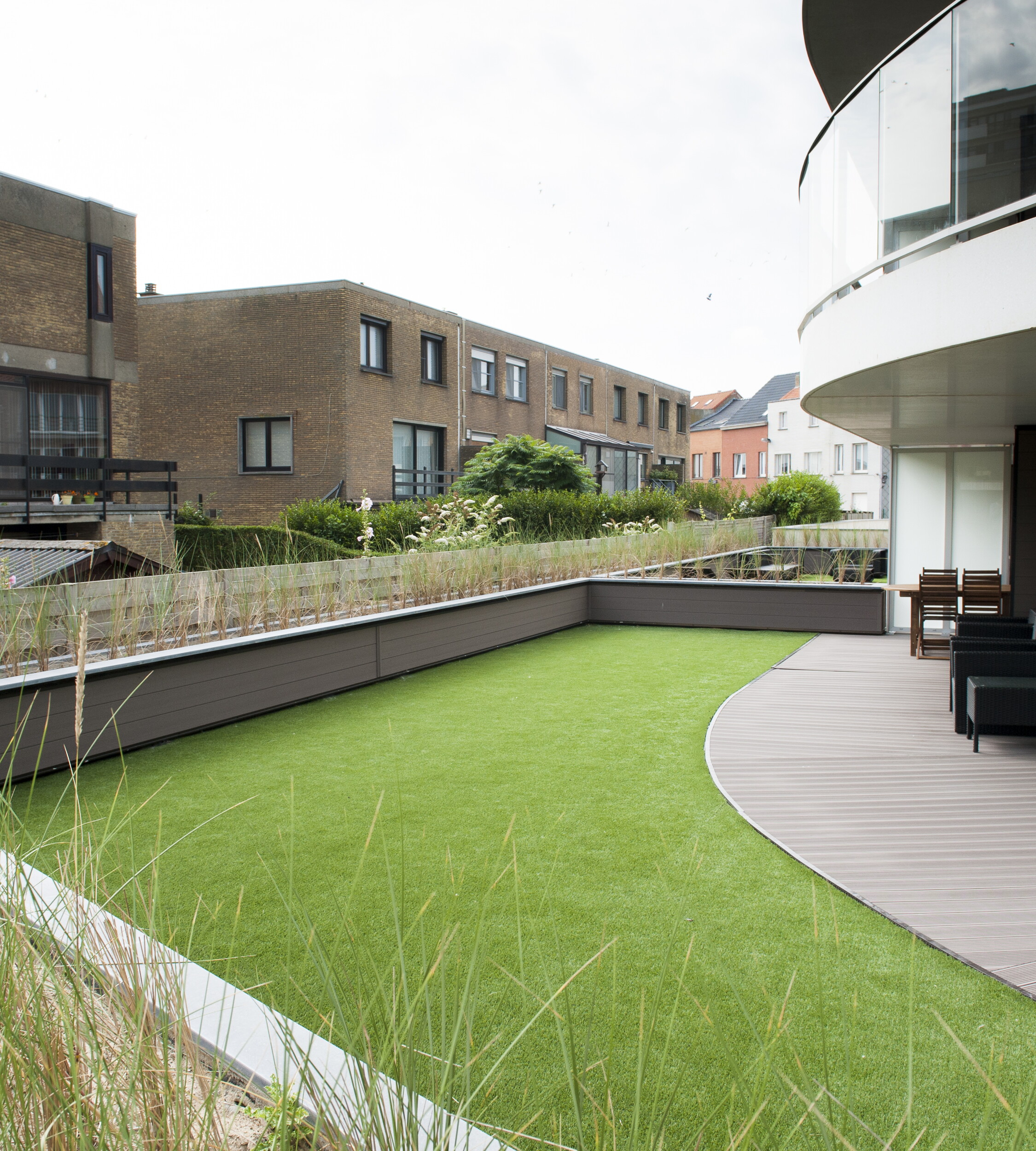Artificial grass for gardens along the coast - durable and easy to maintain