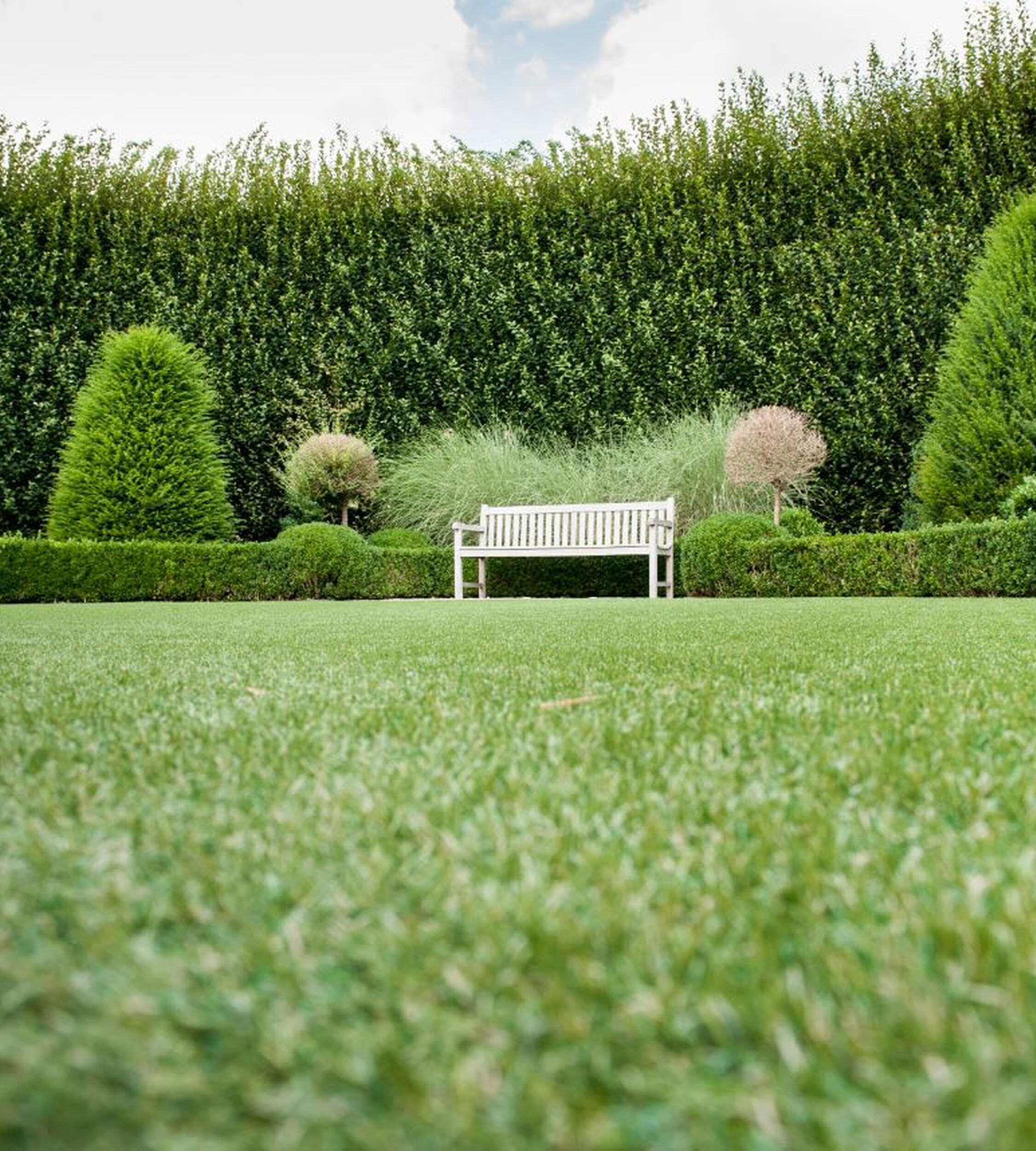 Artificial grass for a beautiful and easy-to-maintain garden