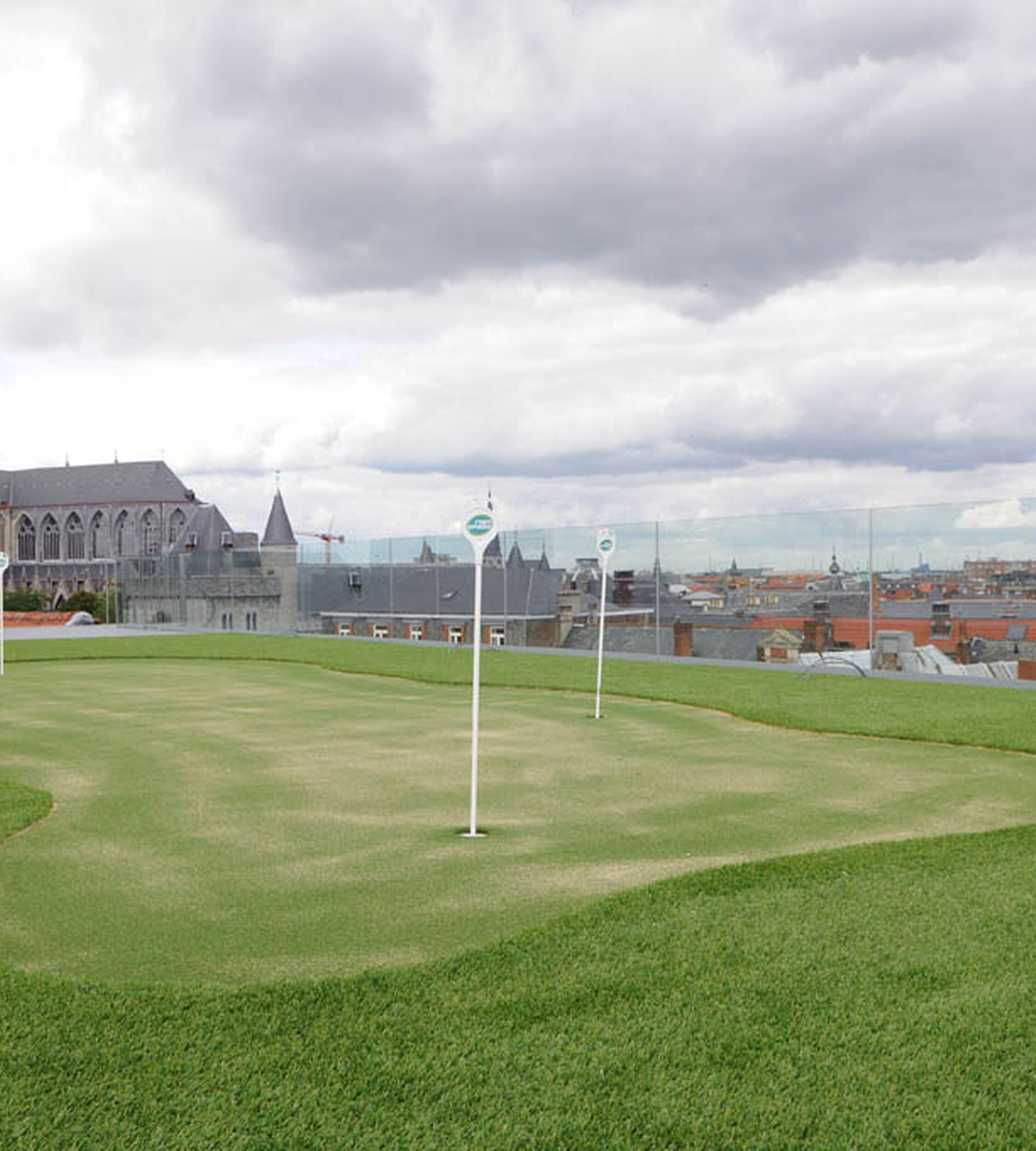 Durable artificial grass for golf greens, realistic and easy to maintain