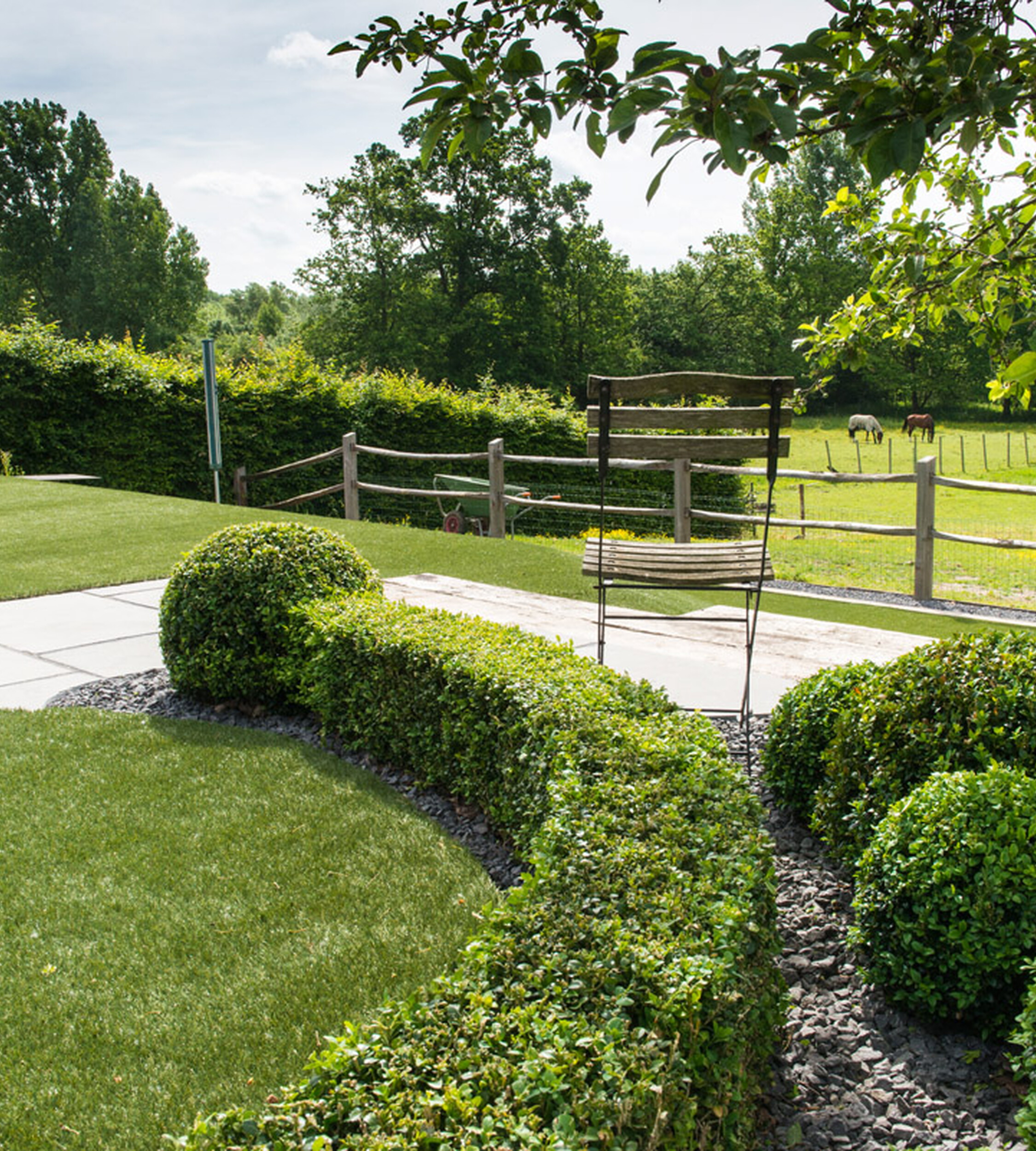 Artificial grass for a neat and easy-care garden
