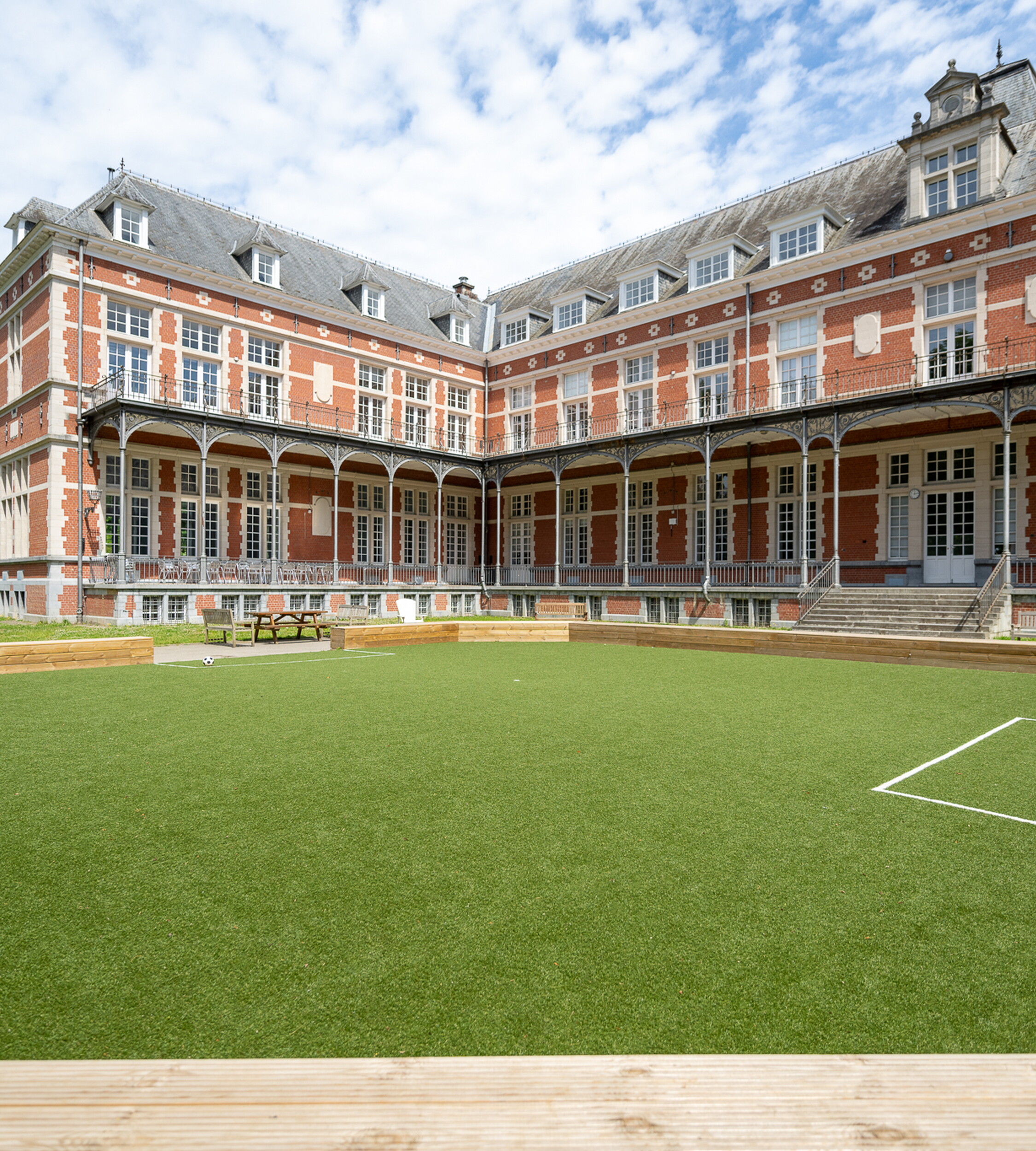 High-performance artificial grass for multisport