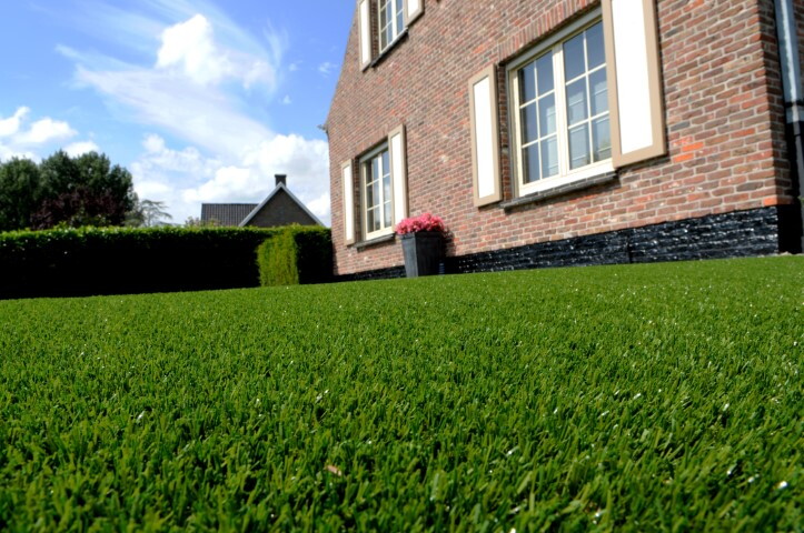 Durable artificial grass for a natural garden, realistic and easy to maintain