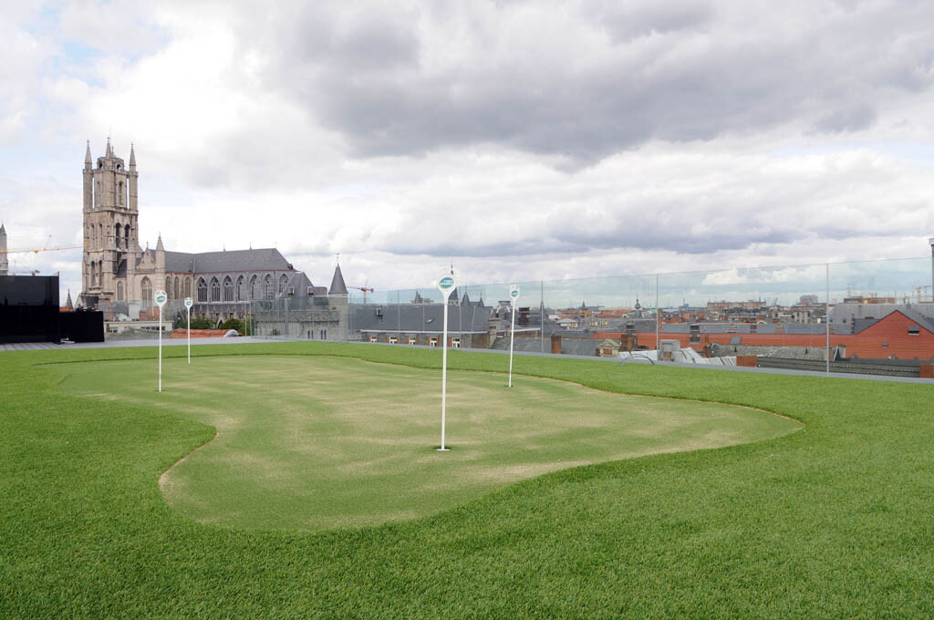 Durable artificial grass for golf greens, realistic and easy to maintain